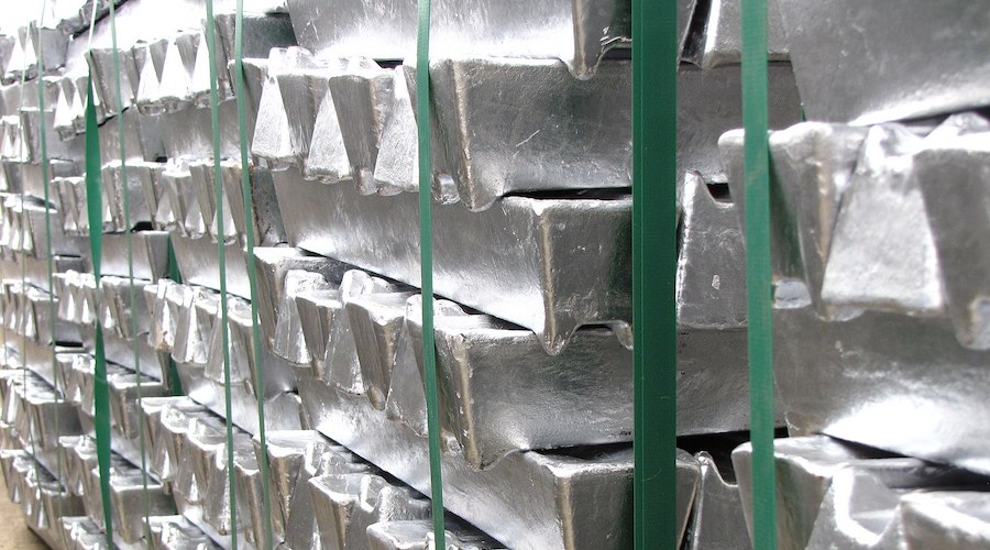 Trafigura faces off with aluminum bulls over huge metal stash